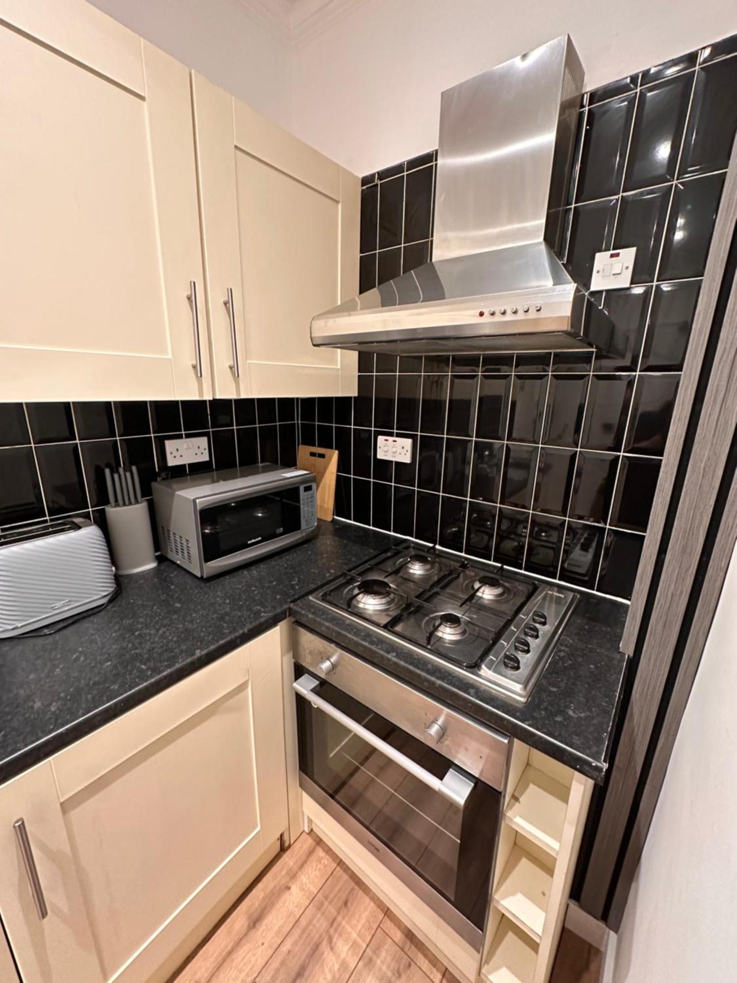 R2 - Elegant Private Room Opposite Queen Elizabeth Hospital - Harborne Birmingham Bagian luar foto