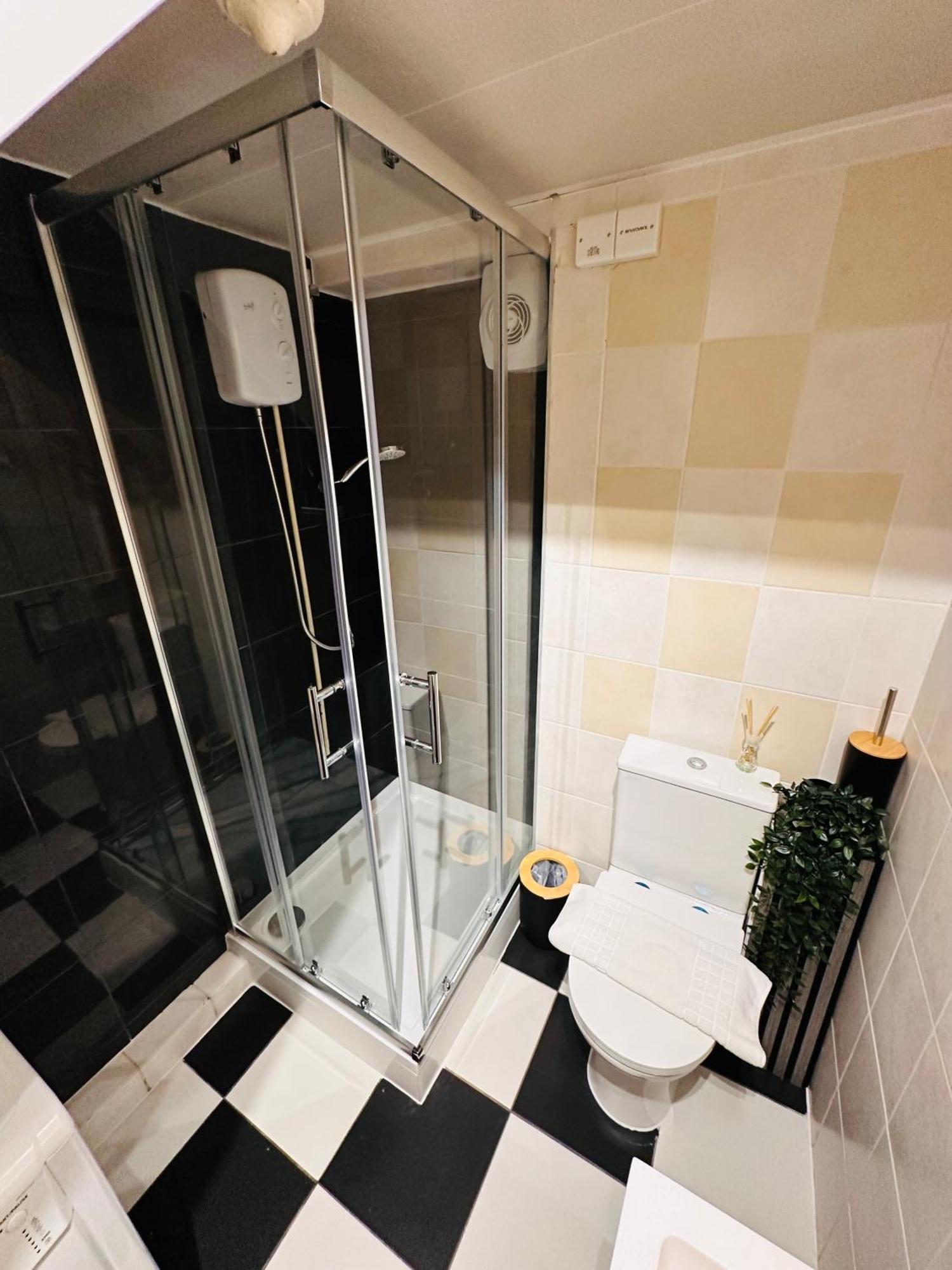 R2 - Elegant Private Room Opposite Queen Elizabeth Hospital - Harborne Birmingham Bagian luar foto